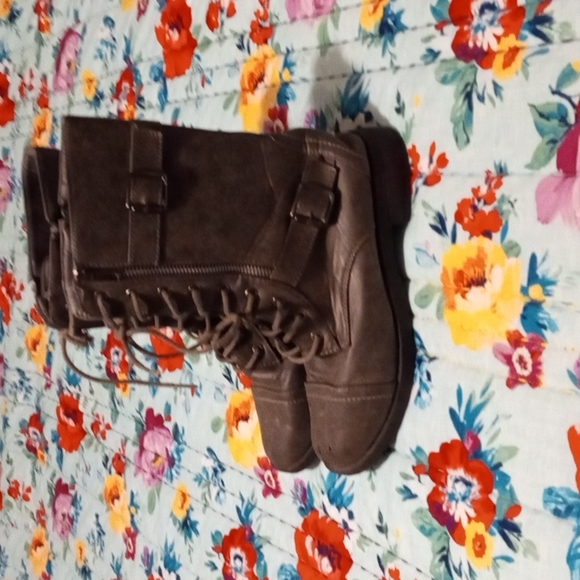 Boots - Picture 4 of 9